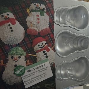Wilton Mini Snowman cake pan, makes 6 cupcake muffin mini cake
